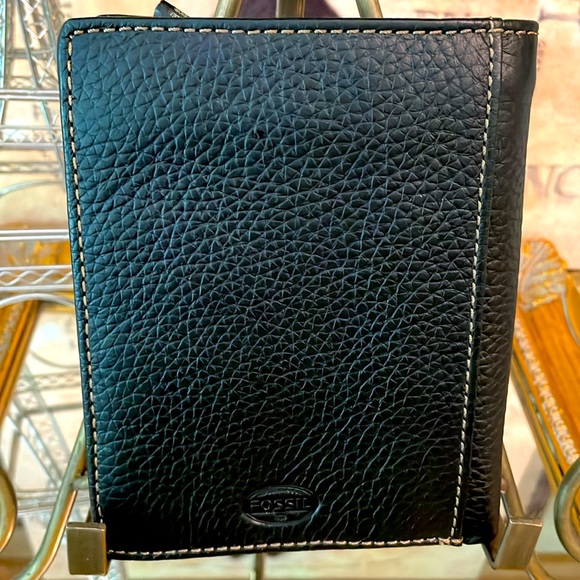 New Pebbled Leather Passport/ID/Card/Money Wallet by Fossil (Unisex) - Picture 2 of 6
